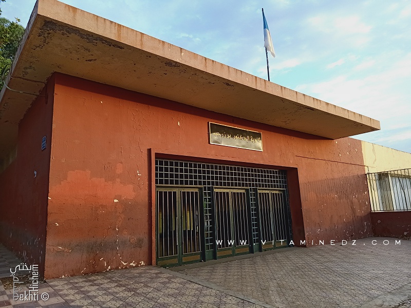 Tlemcen : Stade et cour du Lycée Benzerdjeb
