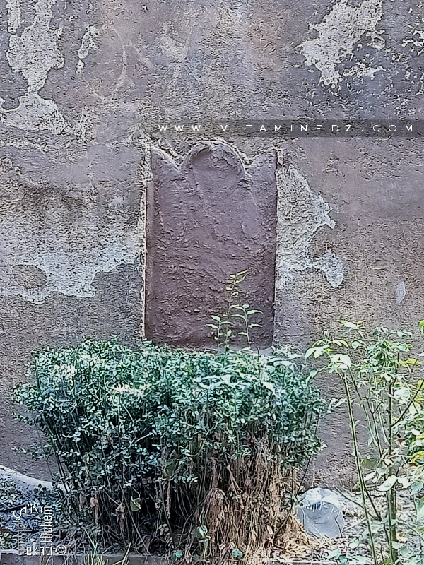 Qu'est-il arrivé à cette épitaphe située sur la partie nord du Mechouar?