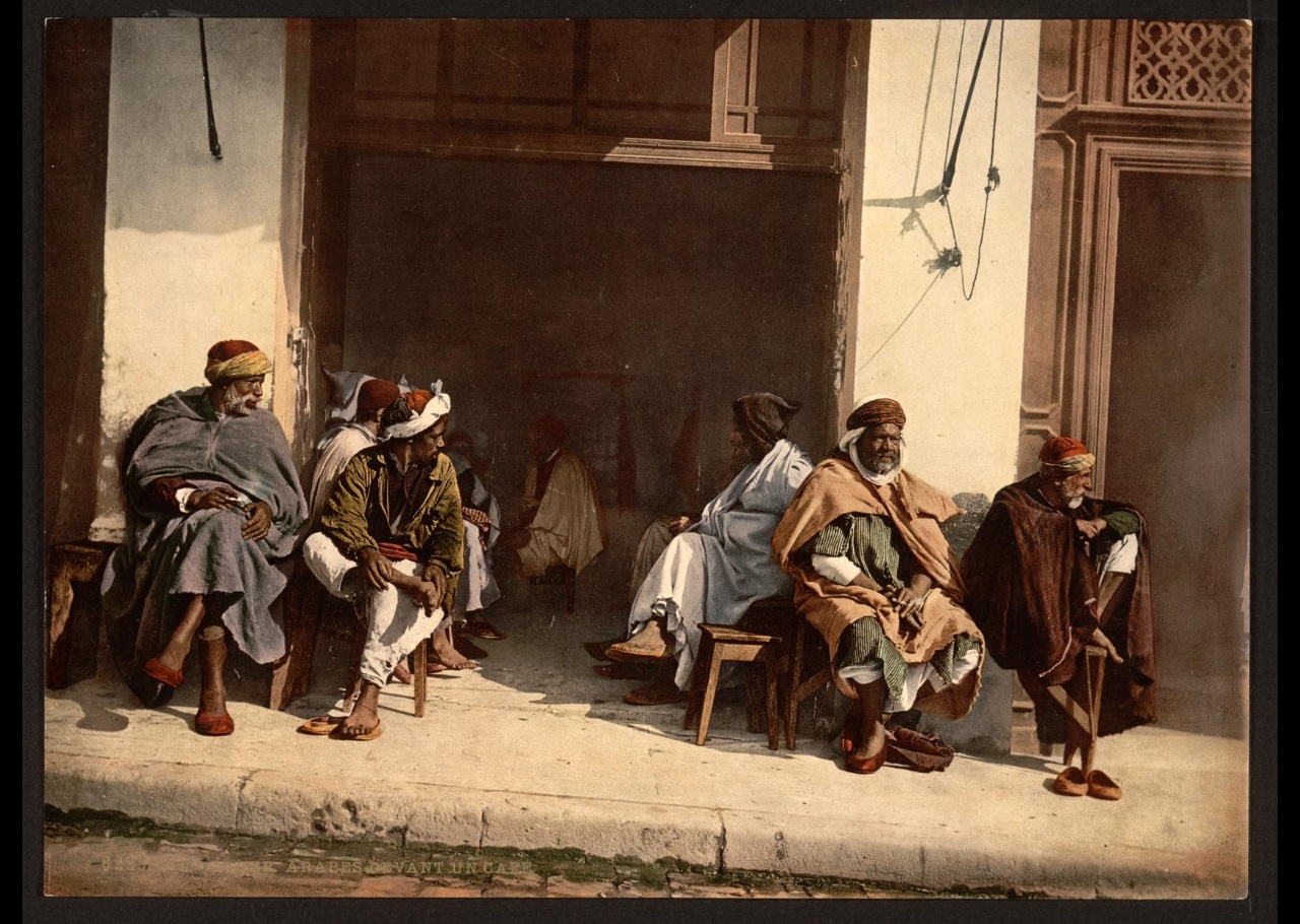 Hommes arabes devant un café. Alger (Algérie)