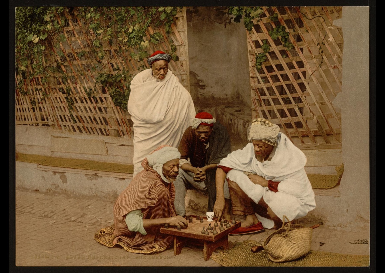 Noirs jouant aux échecs. Alger (Algérie)