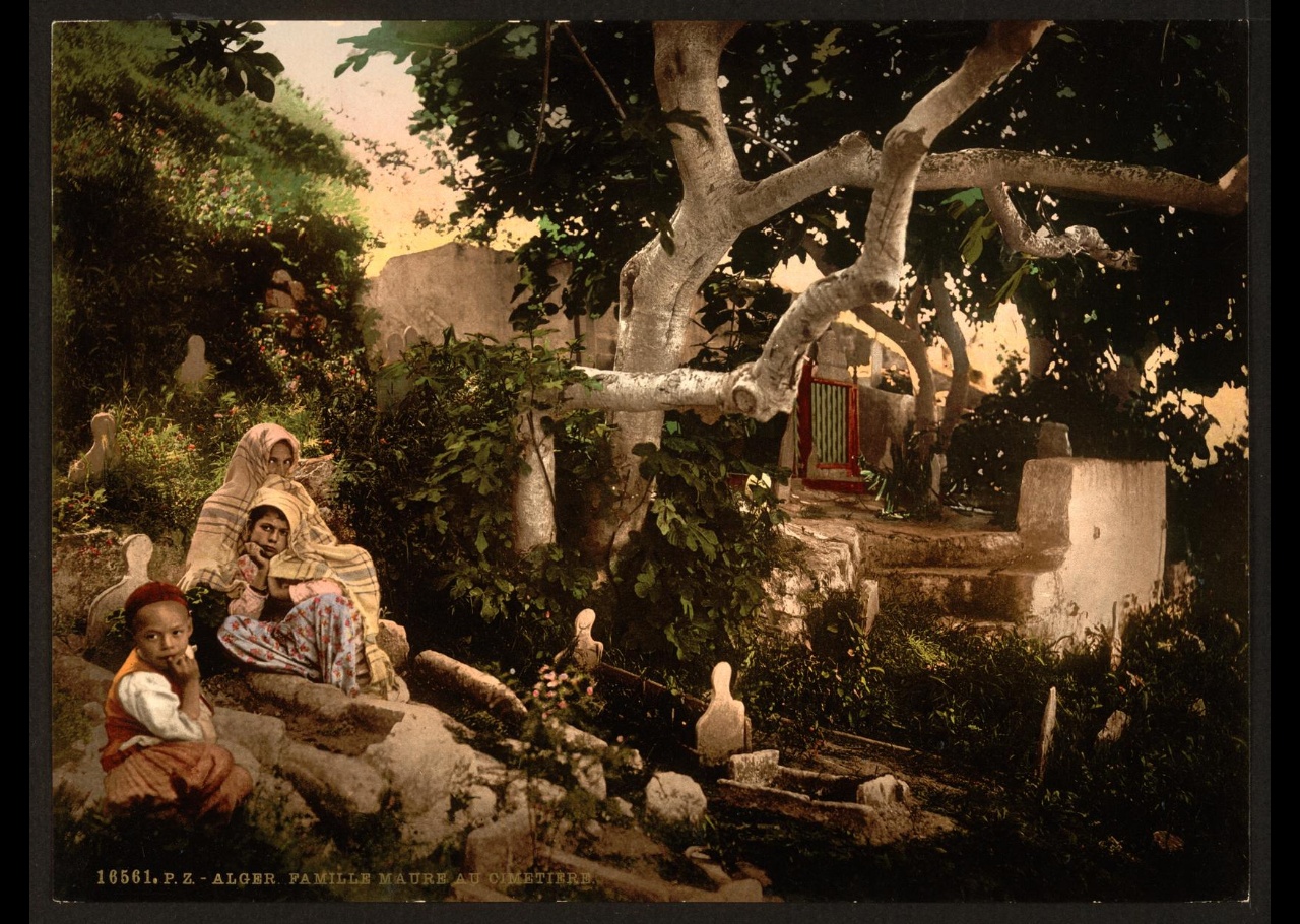 Famille maure dans un cimetière. Alger (Algérie)