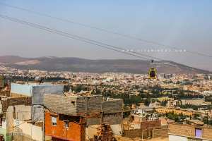 Le téléphérique qui passe au dessus de Boudghene