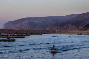 Pêcheur en barque sortant du port de Sidna Youchaa