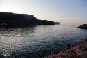 Pêcheurs à la ligne près du port de Sidna Youchaa