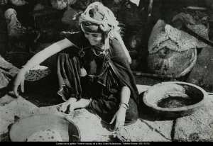 Cuisson de la galette, Femme Chaouia de la tribu des Ouled Abderrahmane