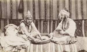 Deux Mauresques d’Algérie préparant le Couscous