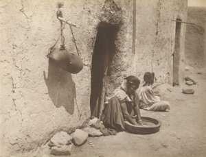 Algérie : Femme préparant le couscous