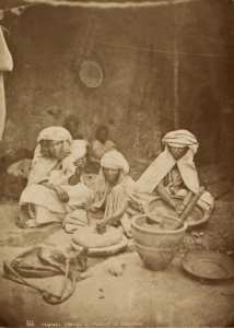 Femmes des Aures prépant le couscous
