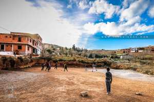 Enfants d'El Kebbar jouant au foot dans leur petit stade ...