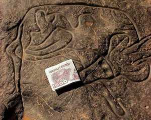 الظبي النائم نقش صخري موجود منذ 10 الاف سنة