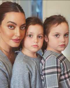 اطلالة كارن وازن مع ابنتيها التوأمين كارلي و كاي