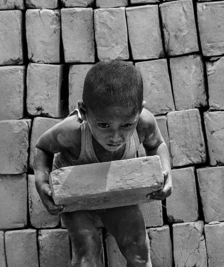 Photo d'un enfant faisant des travaux forcés