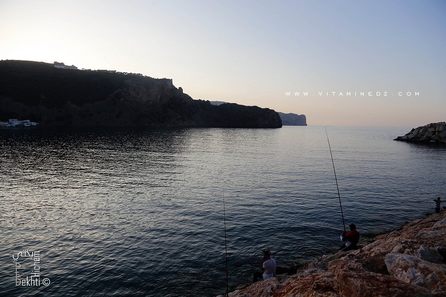 Pêcheurs à la ligne près du port de Sidna Youchaa