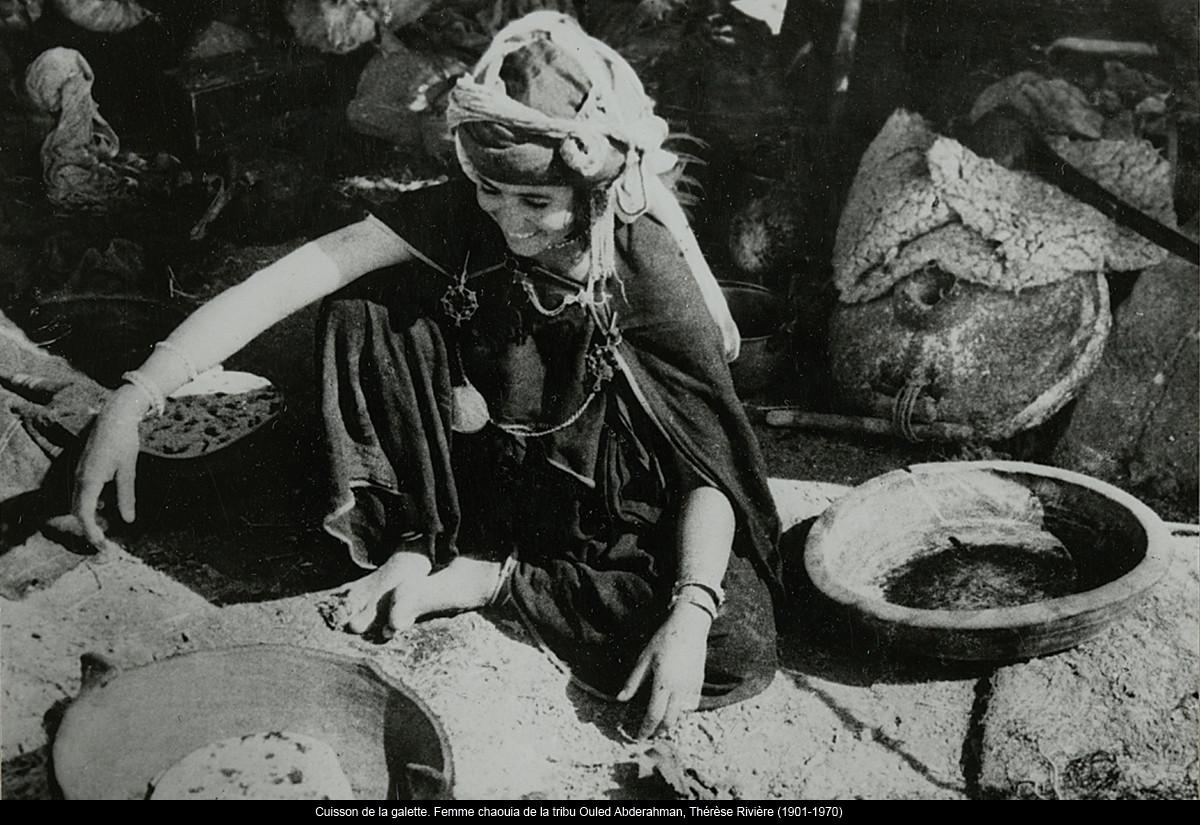 Cuisson de la galette, Femme Chaouia de la tribu des Ouled Abderrahmane
