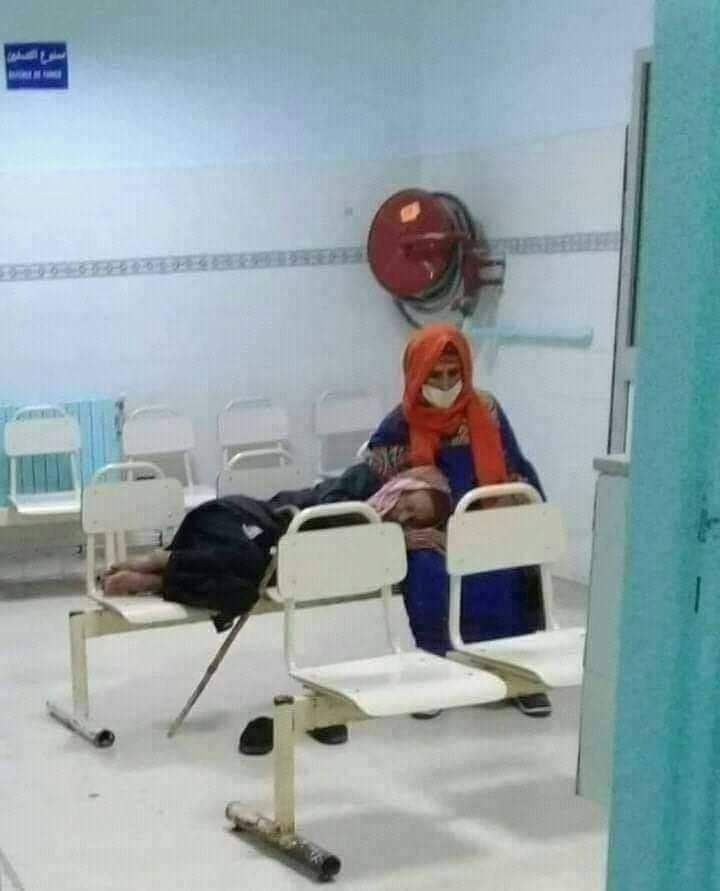 صورة من احد المستشفيات لامرأة تنتظر دورها لتفحص زوجها