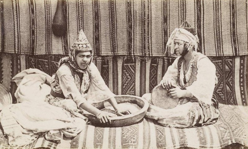 Deux Mauresques d’Algérie préparant le Couscous