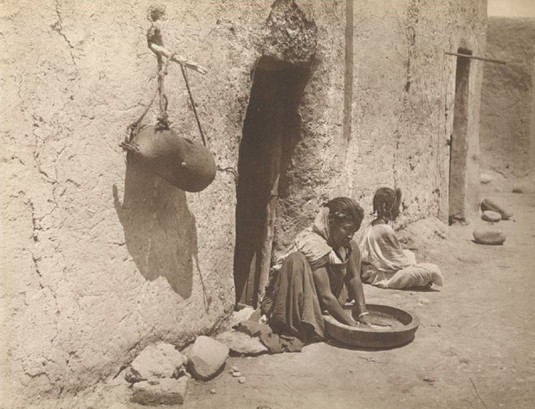 Algérie : Femme préparant le couscous