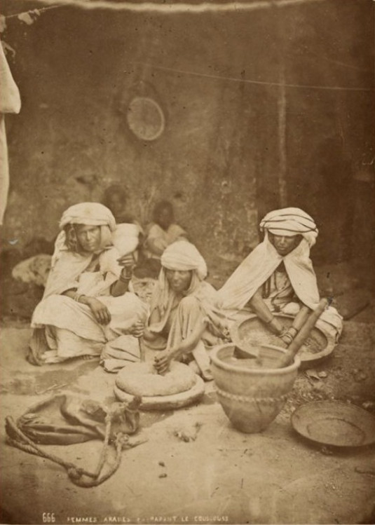 Femmes des Aures prépant le couscous