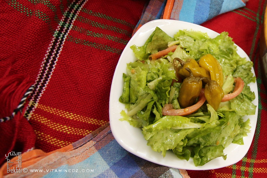 La salade verte du Sud avec des piments