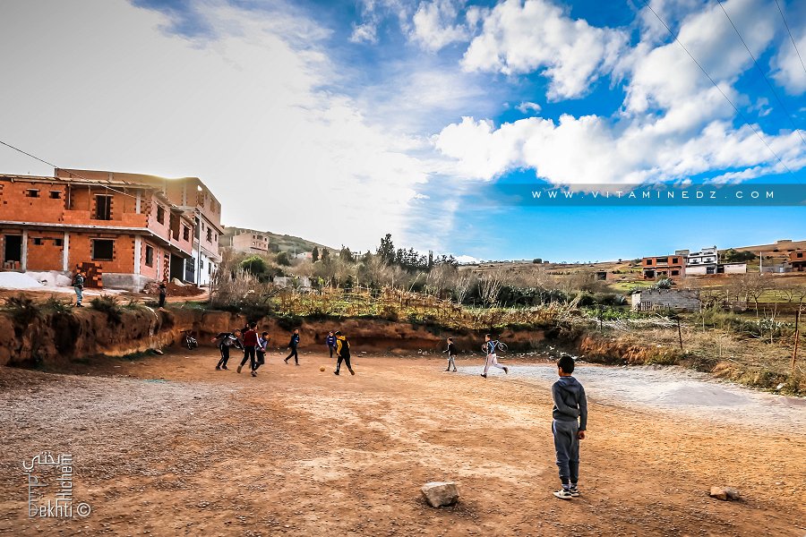Enfants d'El Kebbar jouant au foot dans leur petit stade ...