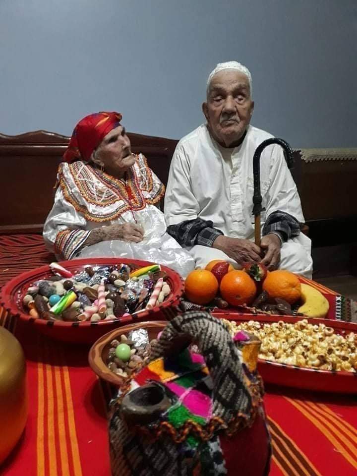 الحاج موح بلقاسم يحتفل بيناير مع زوجته