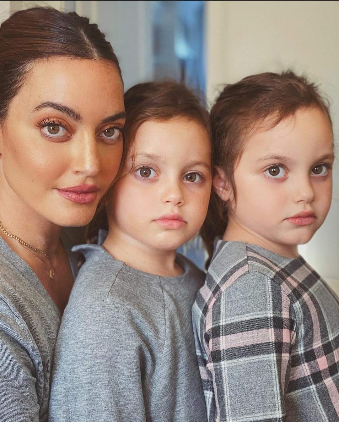 اطلالة كارن وازن مع ابنتيها التوأمين كارلي و كاي