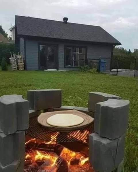 Préparer la galette au feu du bois à l'étranger