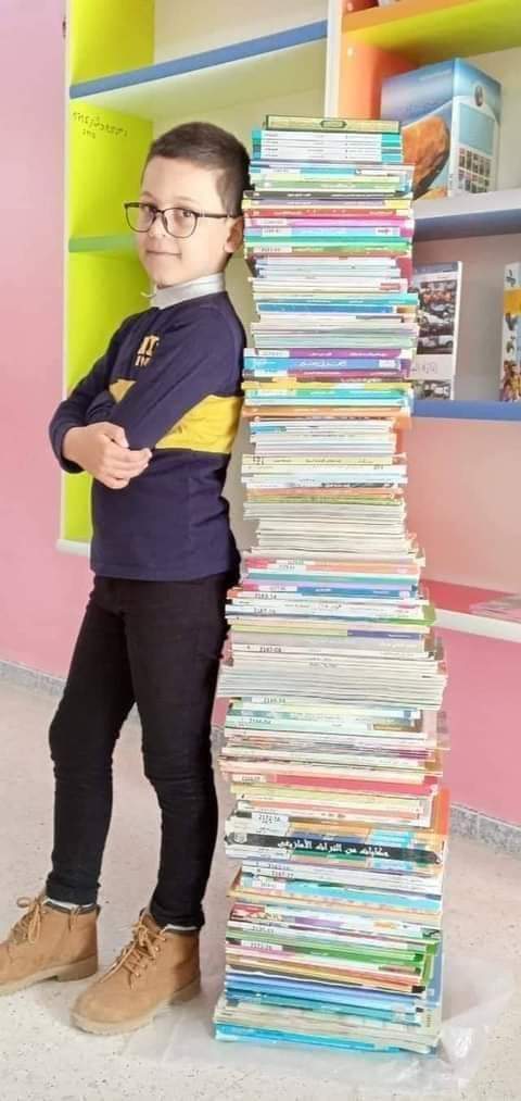 سلمان الطفل الجزائري ذو 8 سنوات الذي قرأ كتب تعادل طوله