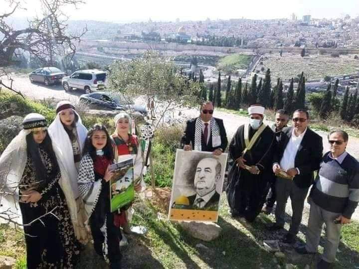 الفلسطنيون يغرسون شجرة زيتون بإسم الرئيس تبون