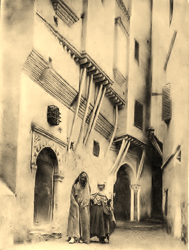 Un vieil homme et une vieille femme dans une rue de la casbah