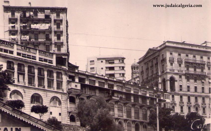 BOUGIE - Terrasse de la Place Gueydon