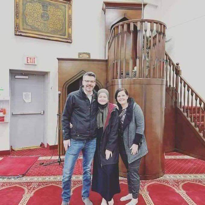 فتاة كندية تعتنق الإسلام بمسجد باش جراح