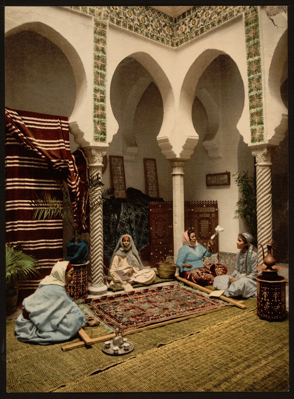 Femmes maures tissant des tapis arabes