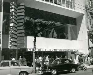 Au bon marché  Entrée des nouveaux magasins édifiés en 1961 par Pierre Vago au 29 bis rue d'Isly