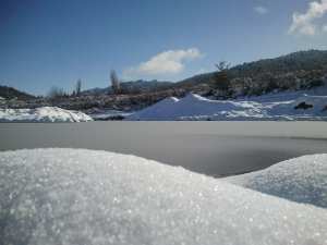 Chélia recouverte de neige blanche