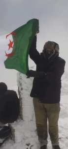 الثلوج تغطي قمة جبل شيليا في عز الربيع.