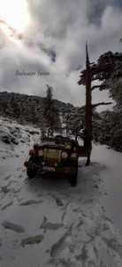 الثلوج تغطي قمة جبل شيليا في عز الربيع.