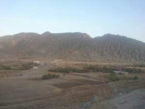 الطريق الى مقبرة لمصاير بيابوس.