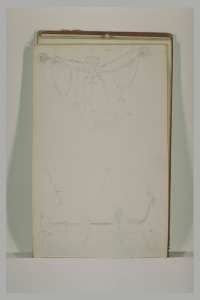 Un collier et une lampe