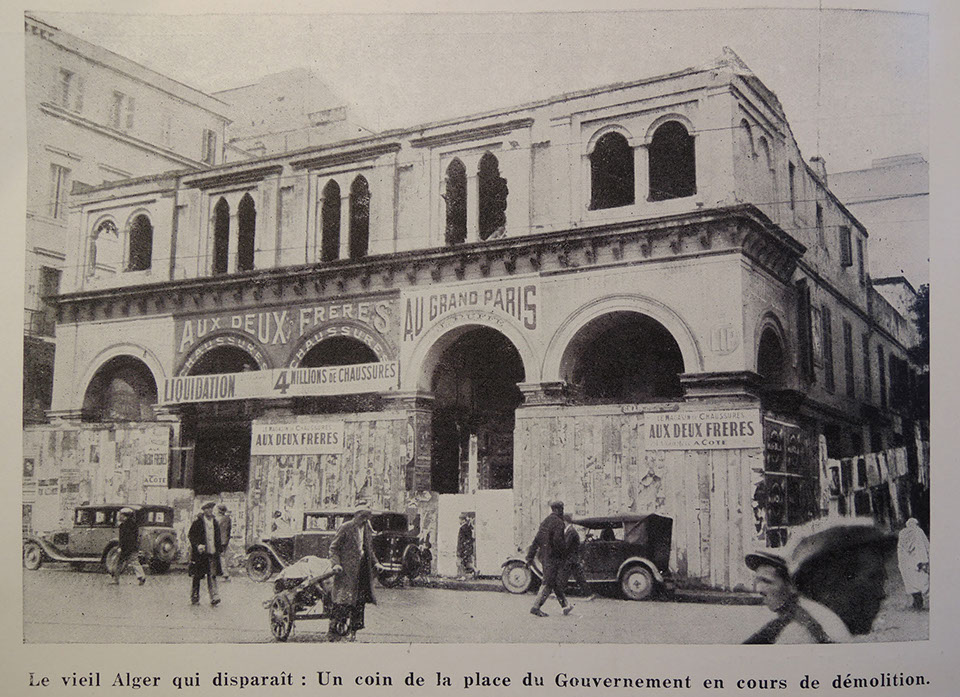 Immeuble de la place du Gouvernement en cours de démolition