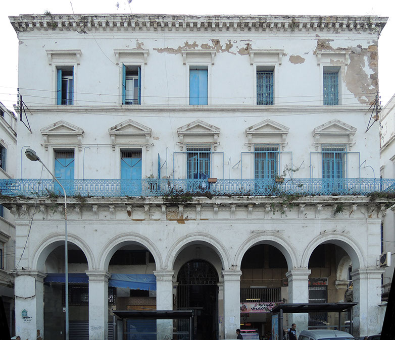 L'immeuble du bazar du Commerce, vue de la façade sur la place des Martyrs