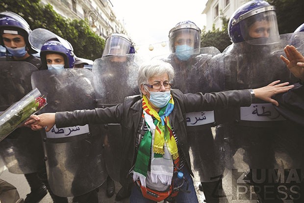 Algérie - PRISE PAR NOTRE PHOTOGRAPHE LOUIZA AMMI, LE 8 MARS DERNIER, À ALGER: L’image de la femme algérienne qui a fait le tour du monde