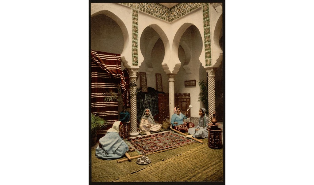Femmes maures tissant des tapis arabes. Alger