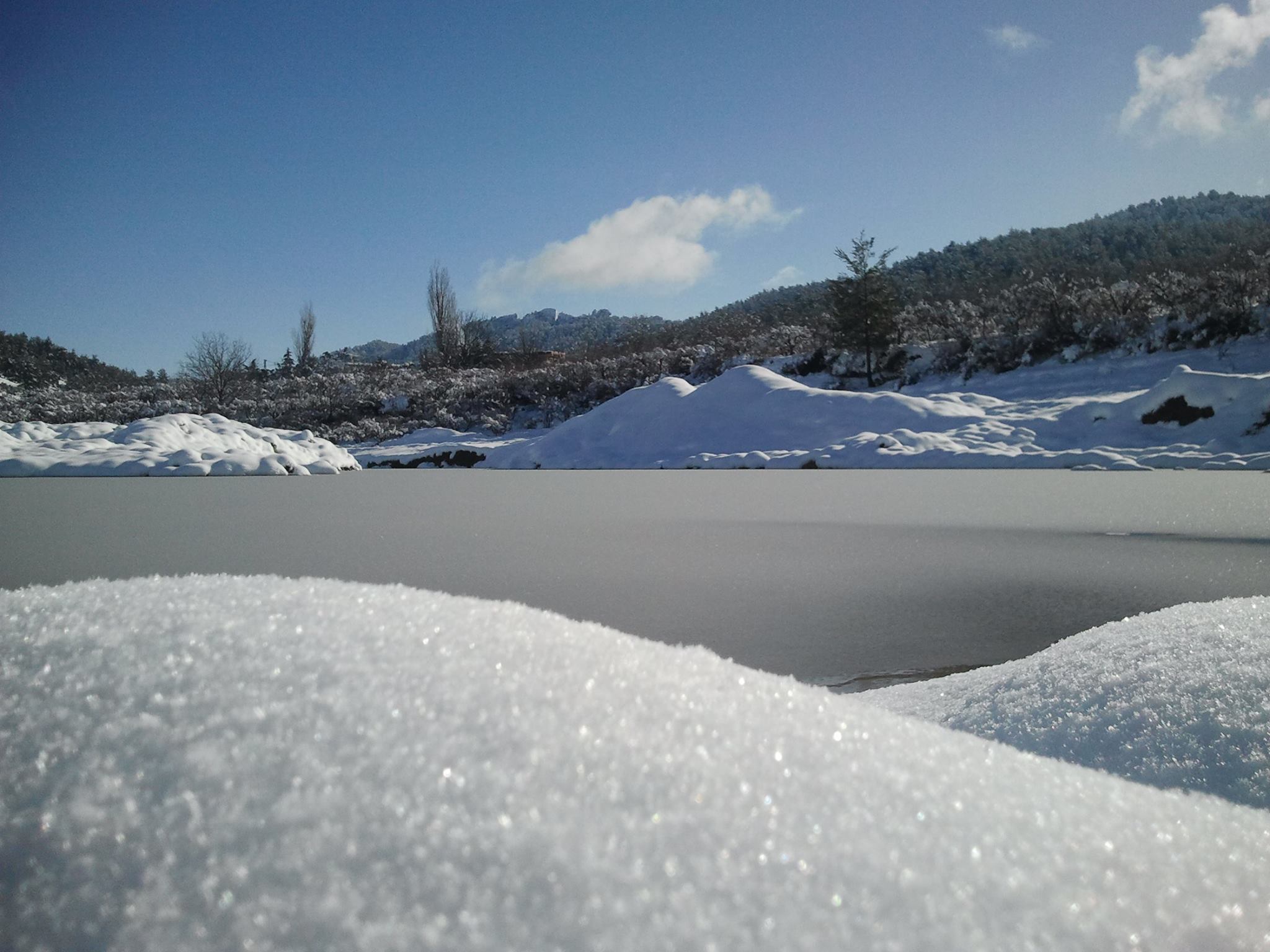 Chélia recouverte de neige blanche