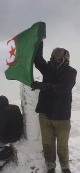 الثلوج تغطي قمة جبل شيليا في عز الربيع.