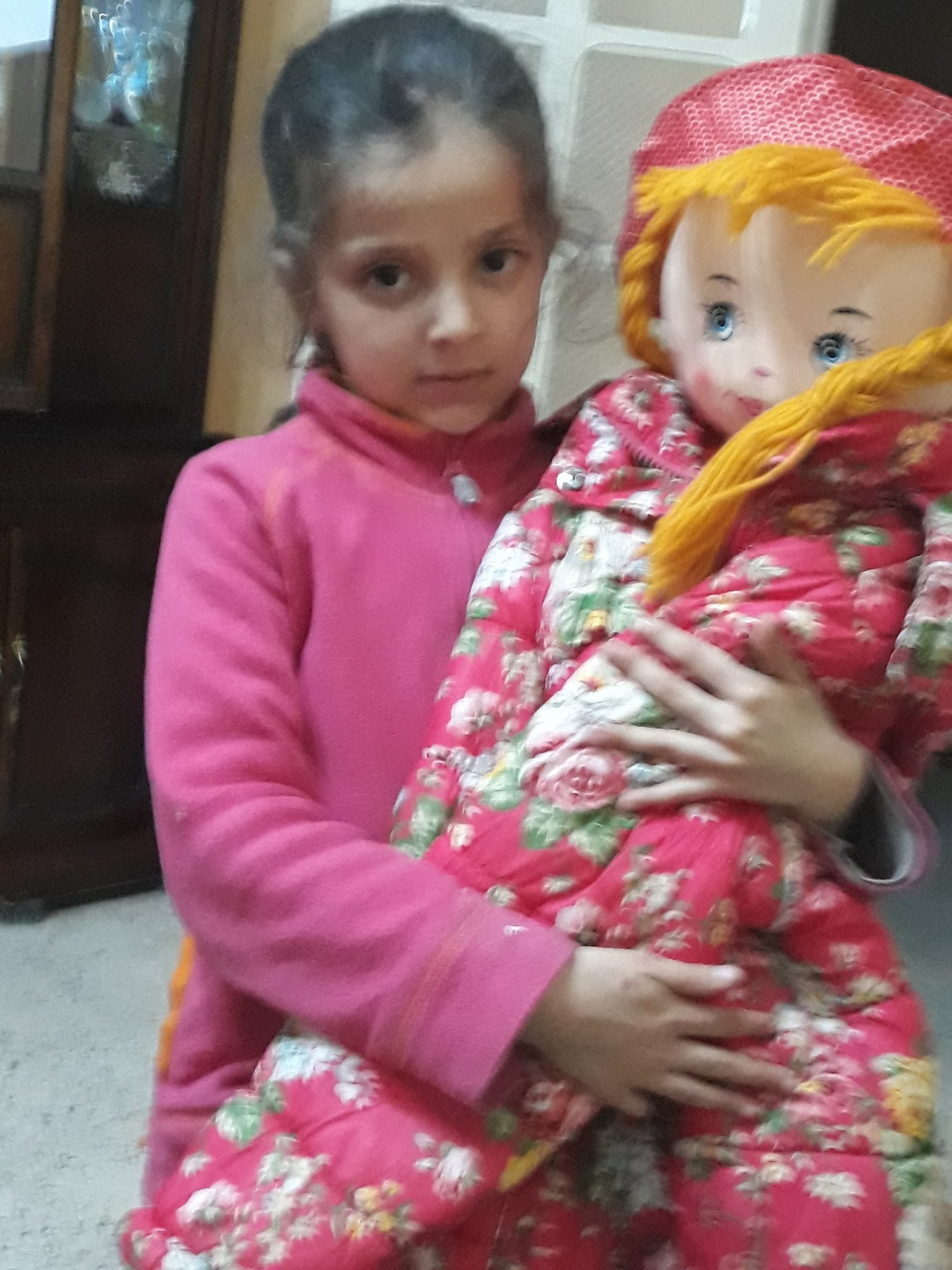 Zineb et sa poupée.