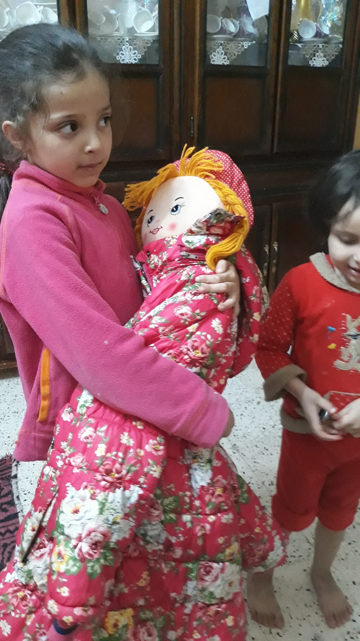 Zineb et sa poupée.