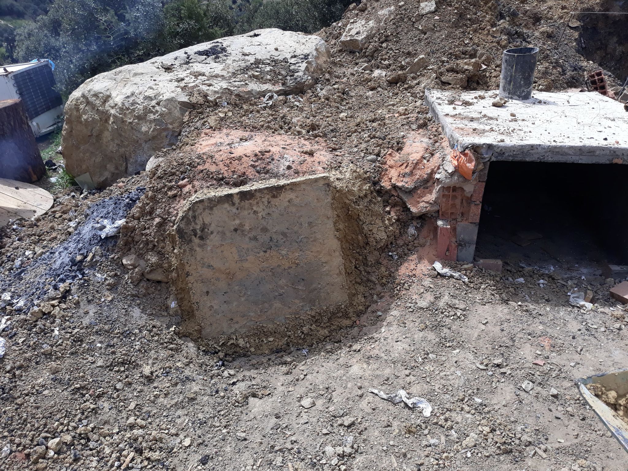 الفرن التقليدي لشوي اللحم المعروف بالمردومة.