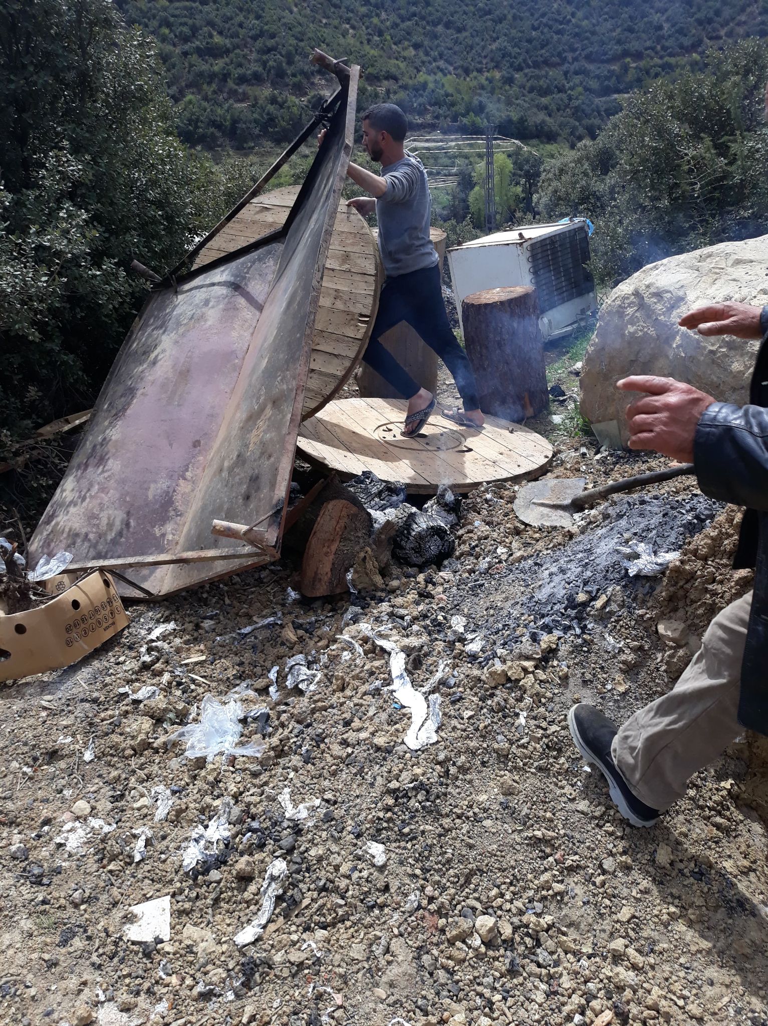 الفرن التقليدي لشوي اللحم المعروف بالمردومة.