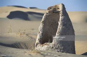 puits à eau dans les dunes du désert entre Touggourt et El Oued, Algérie